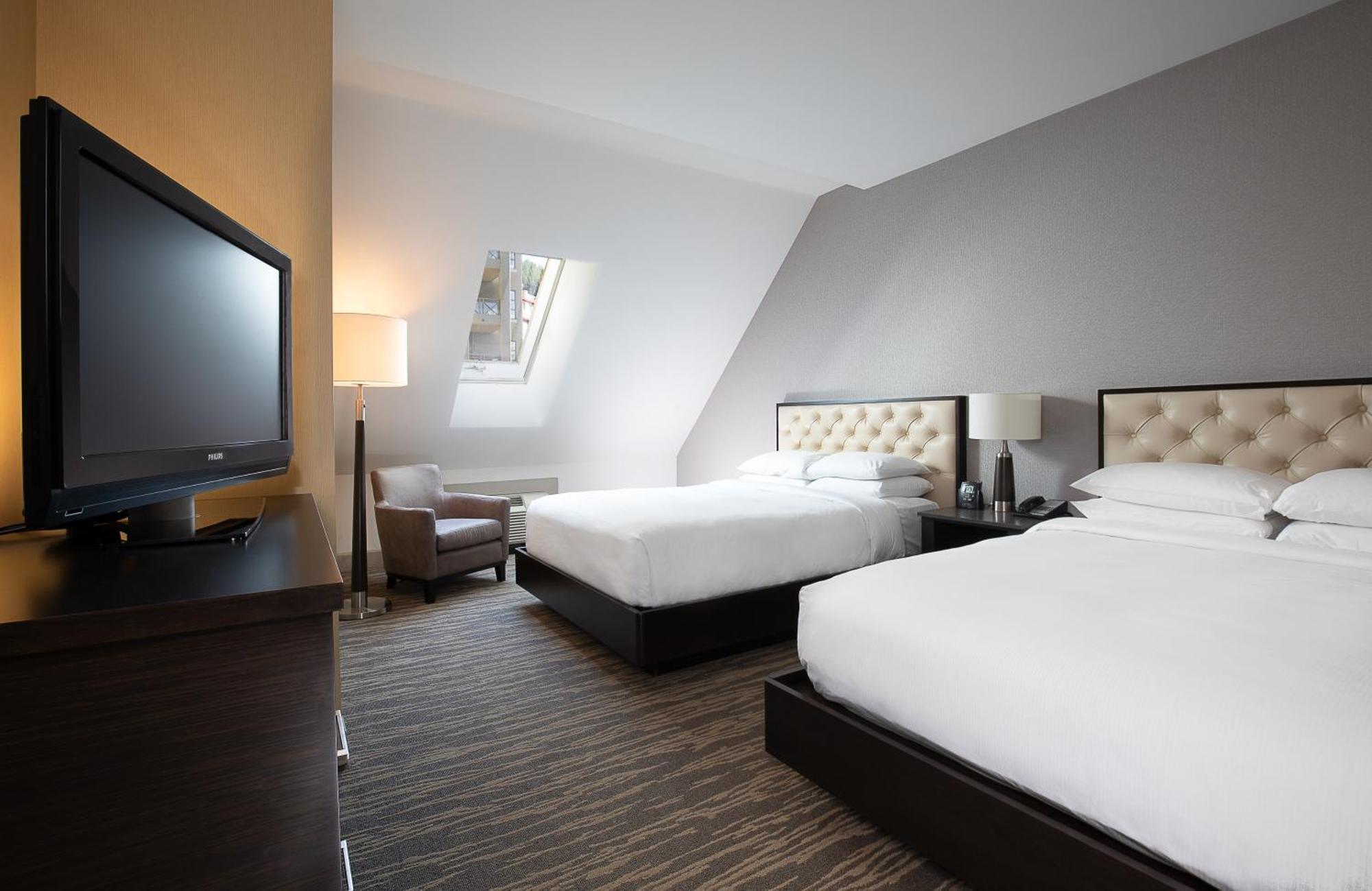 Suite de 1 dormitorio con cama grande y sofá cama