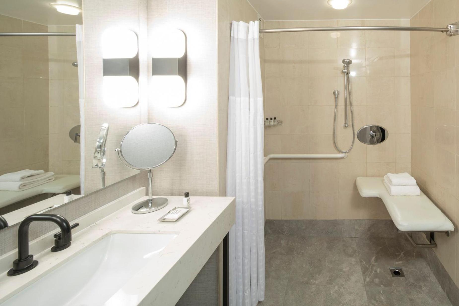 Chambre Lit King-Size pour Personnes à Mobilité Réduite avec Douche Accessible aux Personnes à Mobilité Réduite