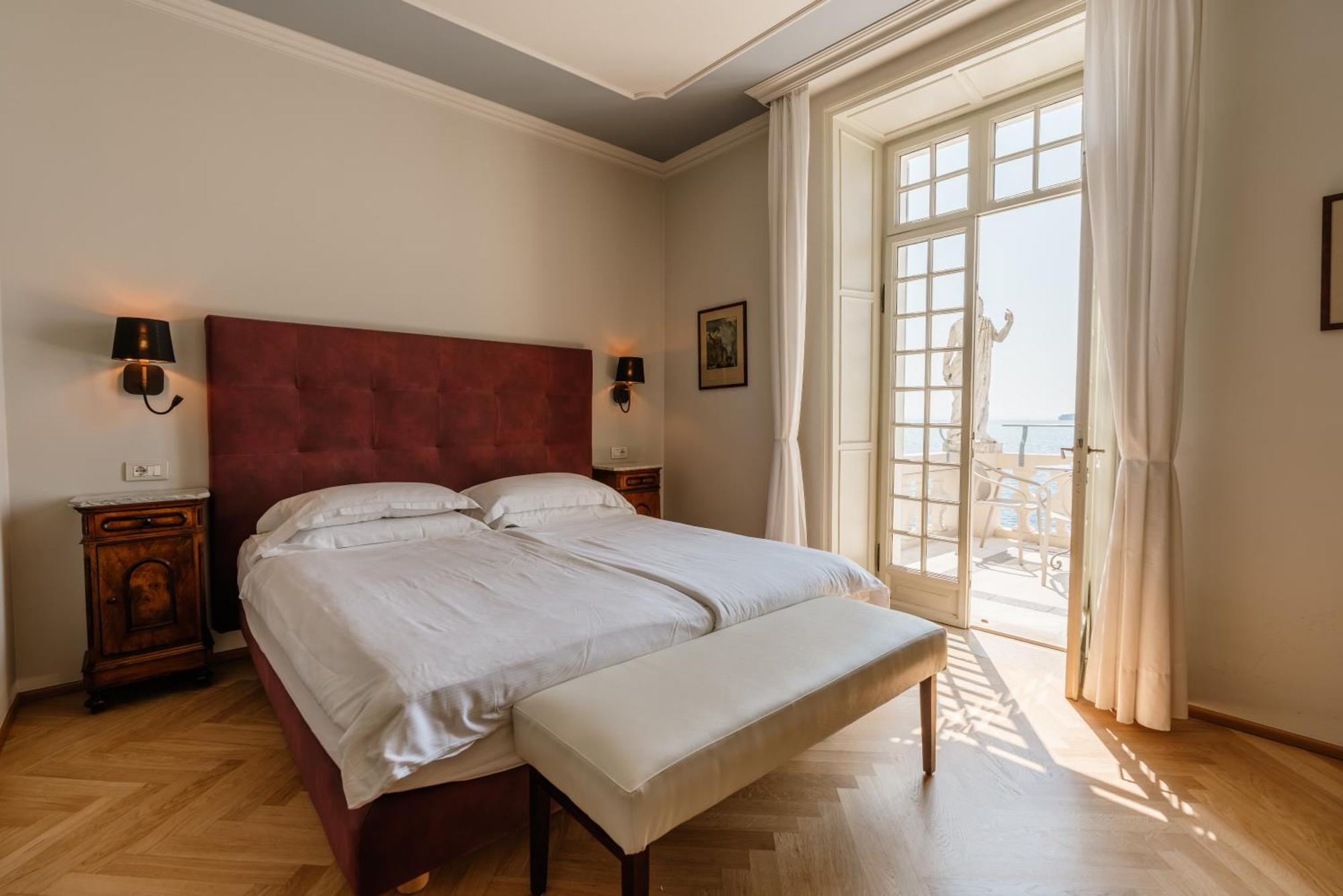 Deluxe Double Room Lake View Annex