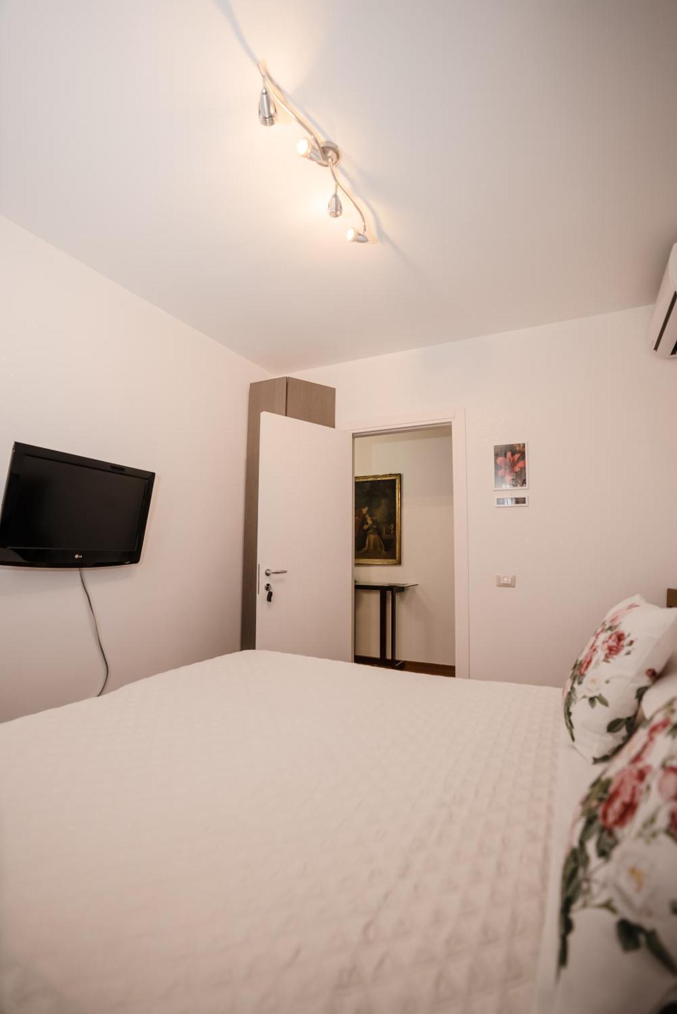 Double Room Private External Bathroom