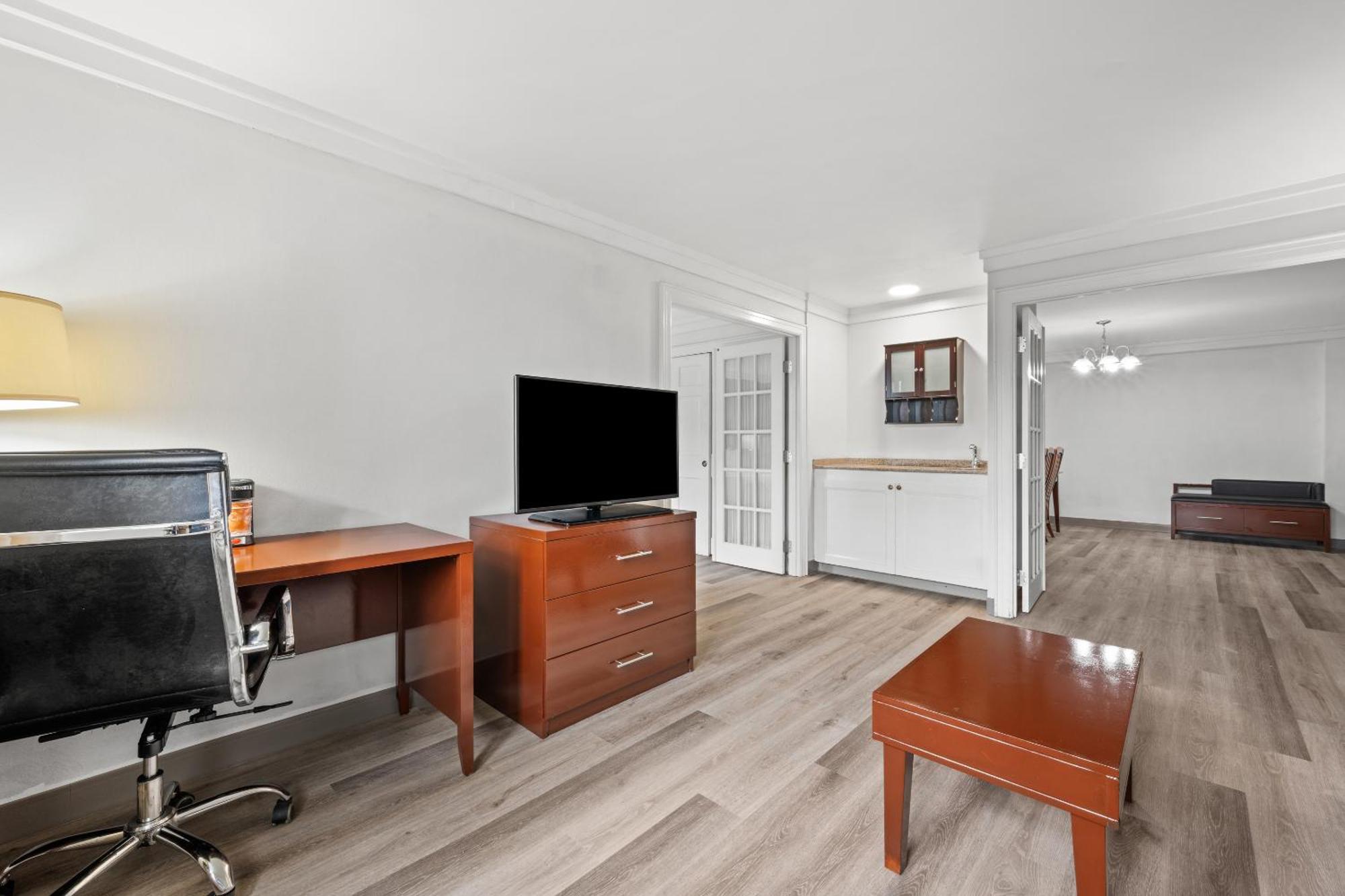 King Suite with Living Room - Non Smoking,1693276557:JPEG