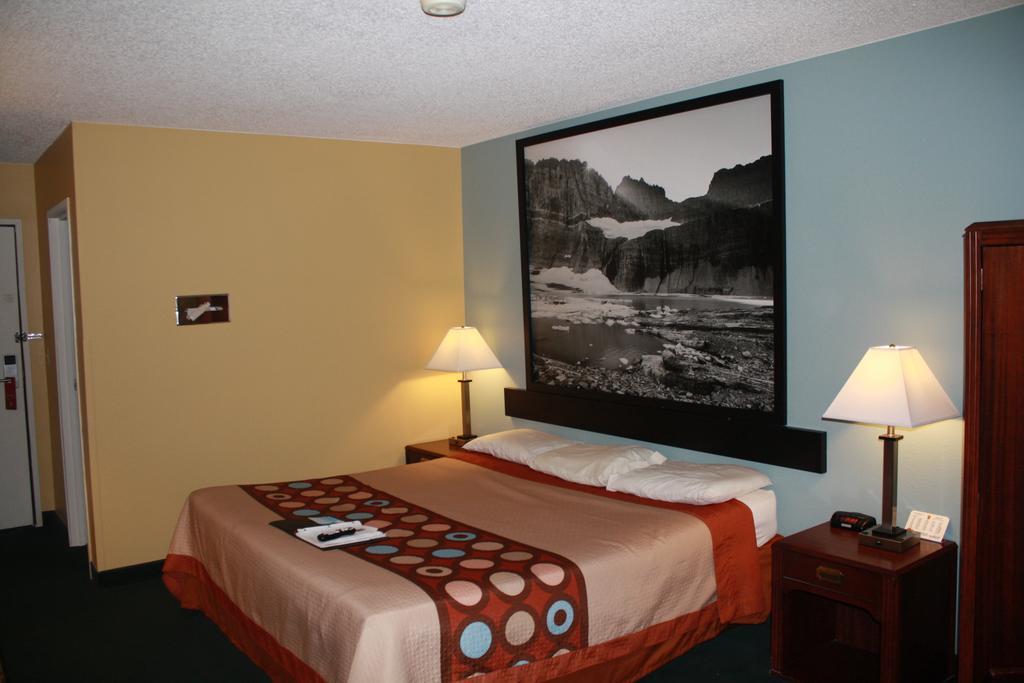 Queen Room - Mobility Access/Non-Smoking