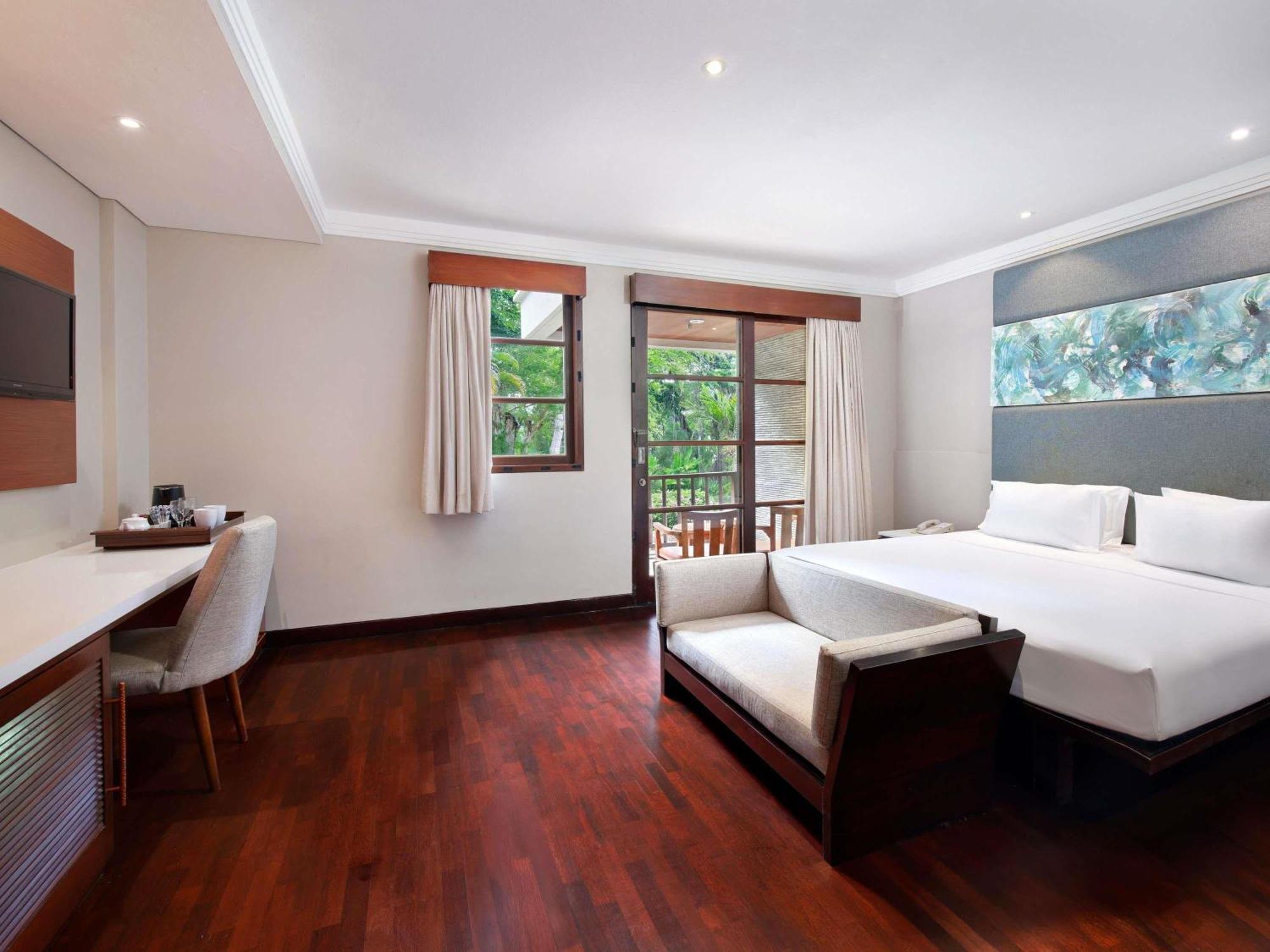 Deluxe Zimmer mit Kingsize-Bett, Balkon und Aussicht