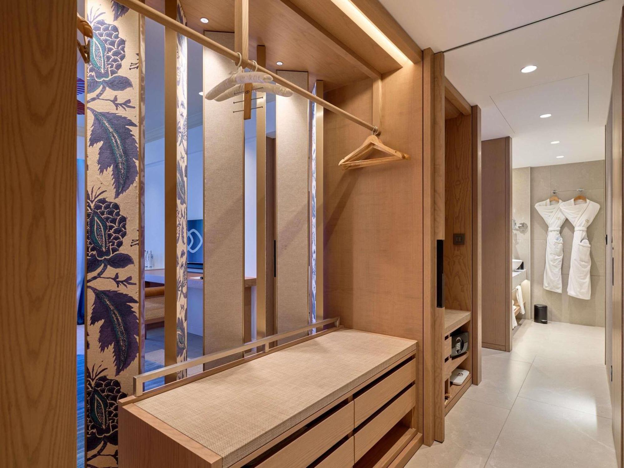 PRESTIGE SUITE, 1 King Bed, Garden view, balcony or terrace,1742642633:JPEG