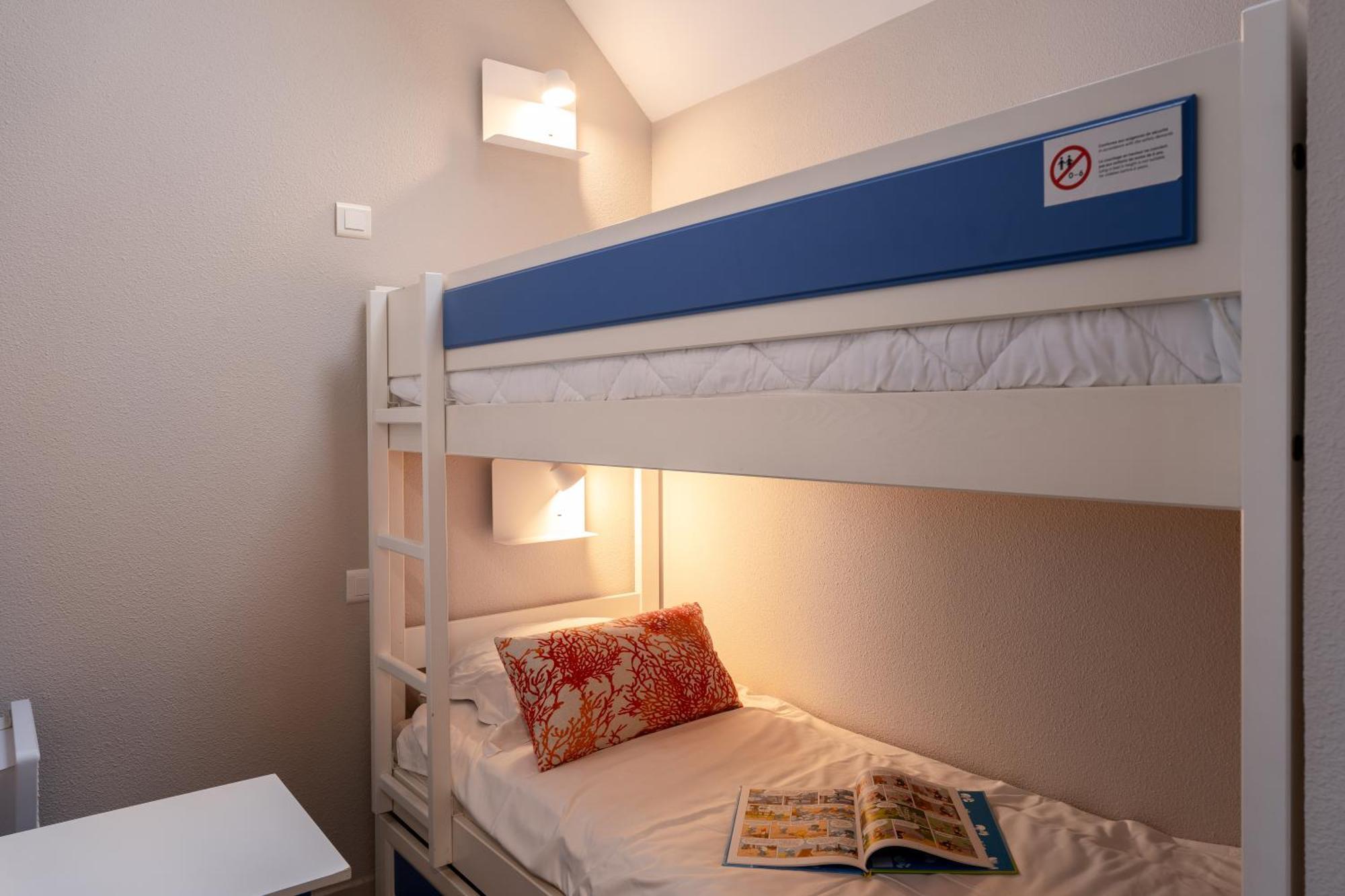 Two-Bedroom Apartment with Sleeping Alcove and Terrace or Balcony (8 People) - Sea View,1742804750:JPEG