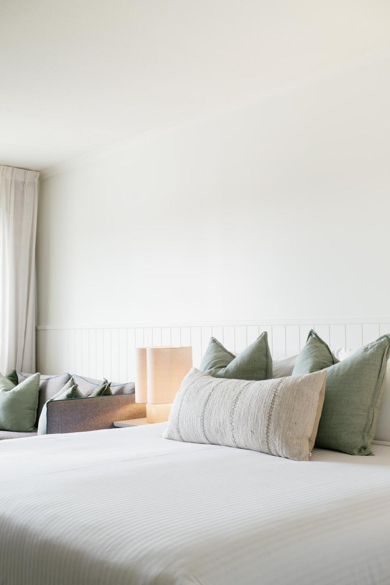 Habitación con cama extragrande.