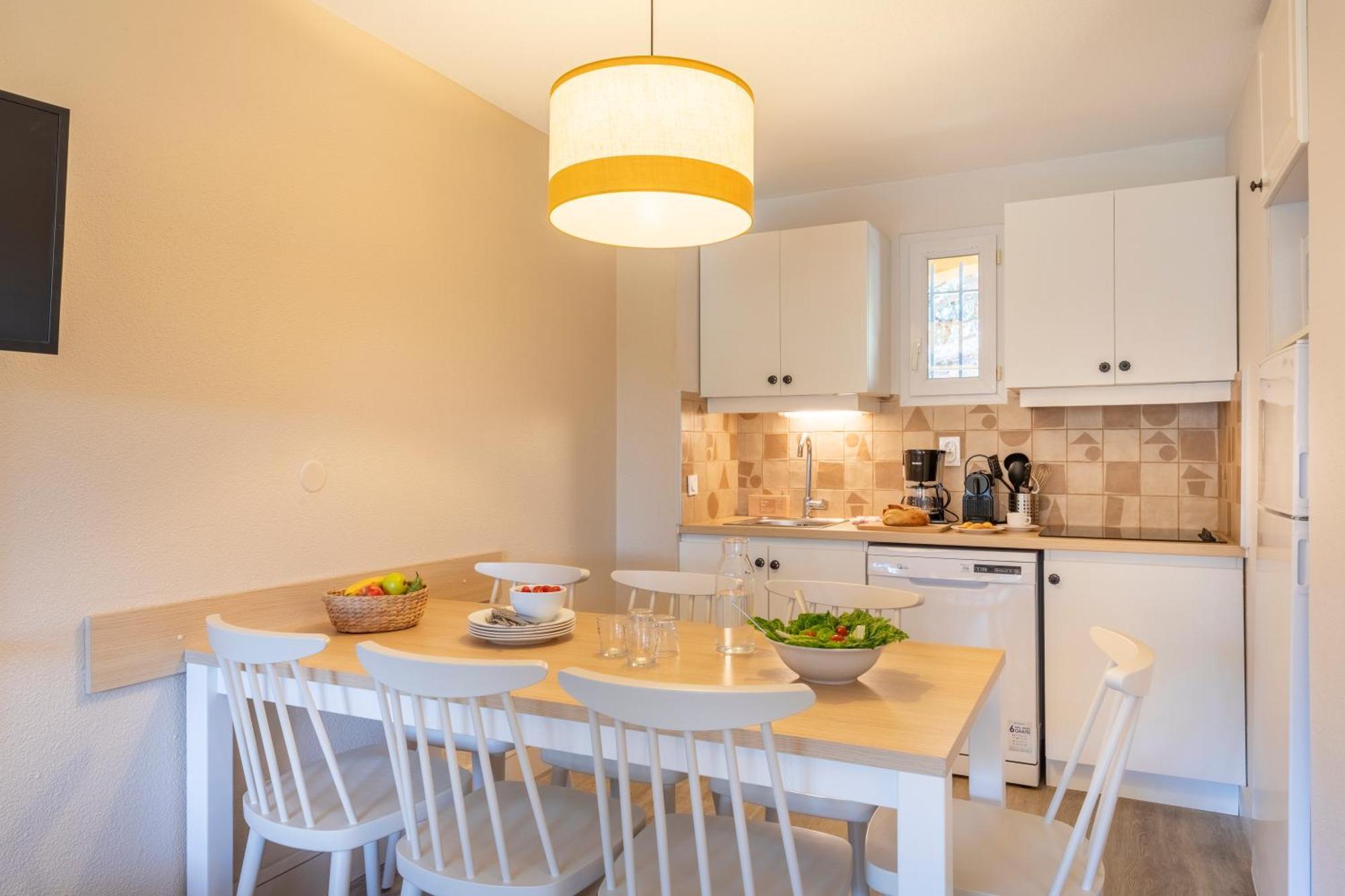 Superior One-Bedroom Apartment with Sleeping Alcove, Air Conditioning and Terrace or Balcony (6 People) - Garden View