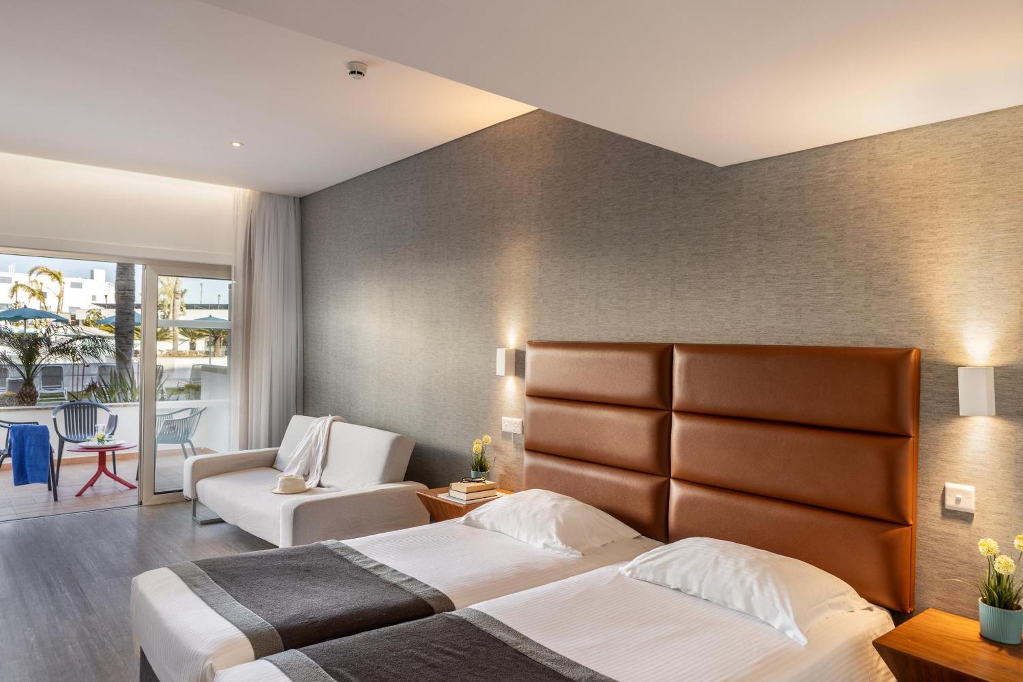 Suite con jardín frente a la piscina