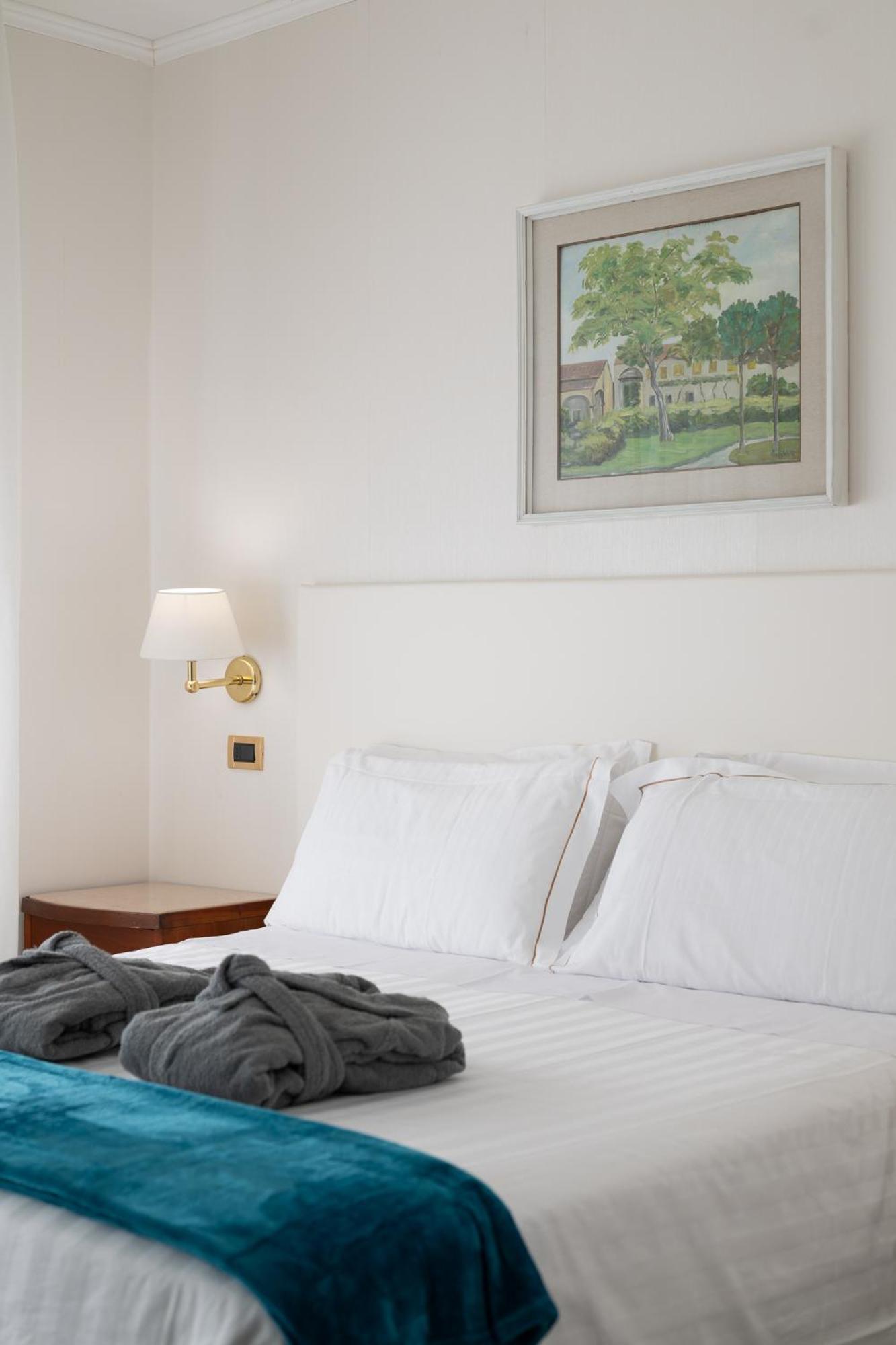 Double or Twin Room partial Lake View