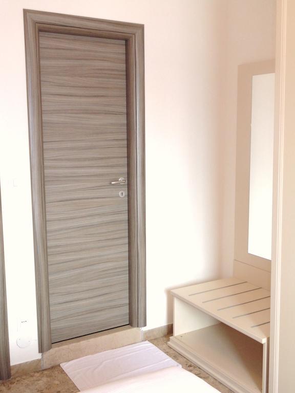 Double Room lateral Balcony Lake View