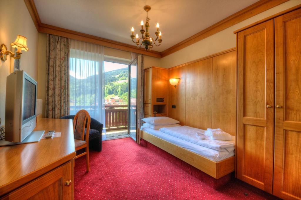 Single Room with Balcony,37966651:JPEG