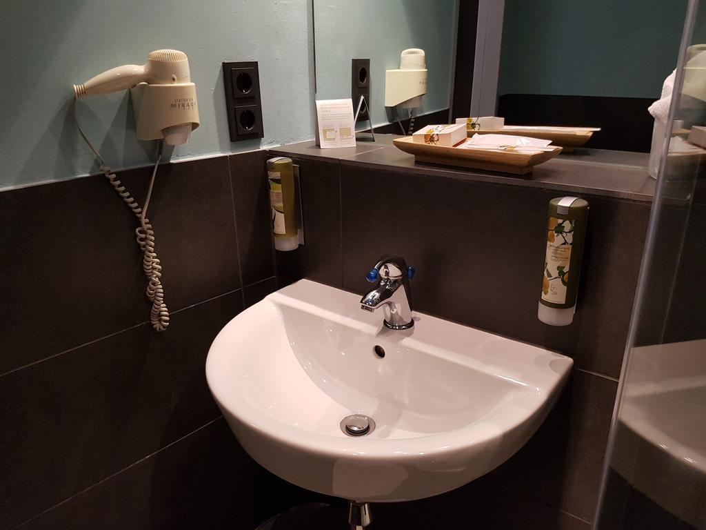 Single Room,402147423:JPEG