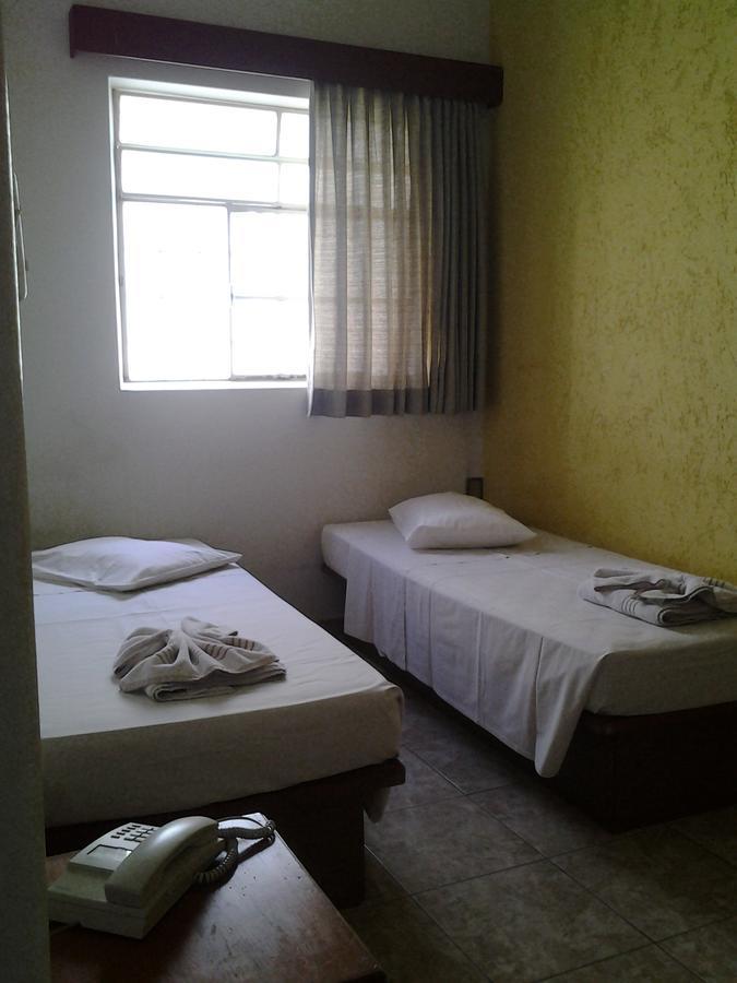 Quarto Econômico com 2 Camas de Solteiro