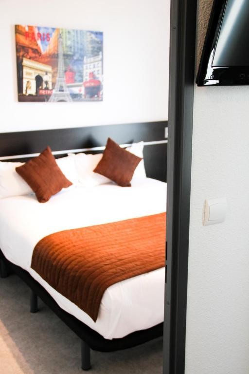 One-Bedroom Apartment,699850900:JPEG