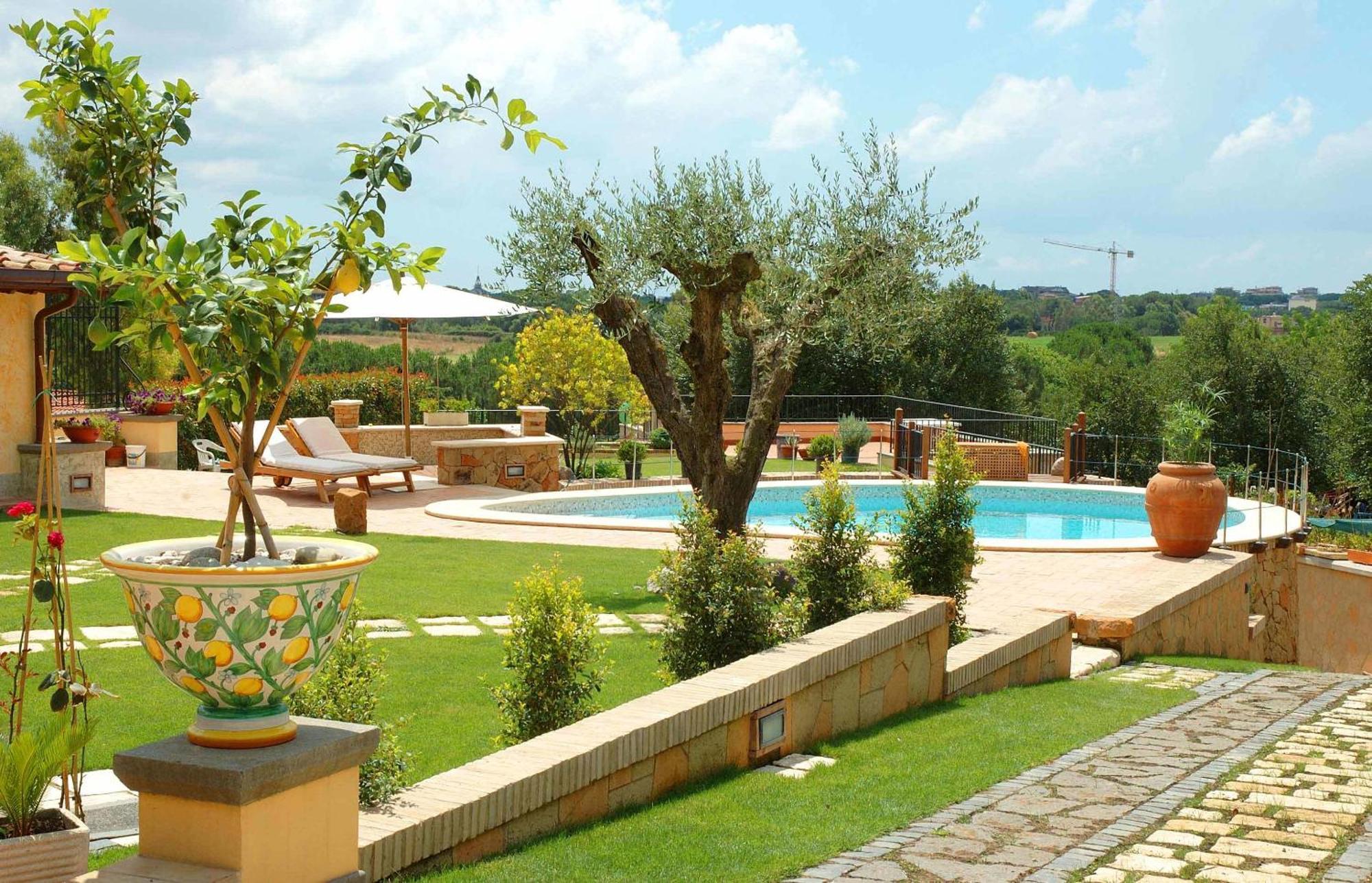 Suite con cama grande y vistas a la piscina