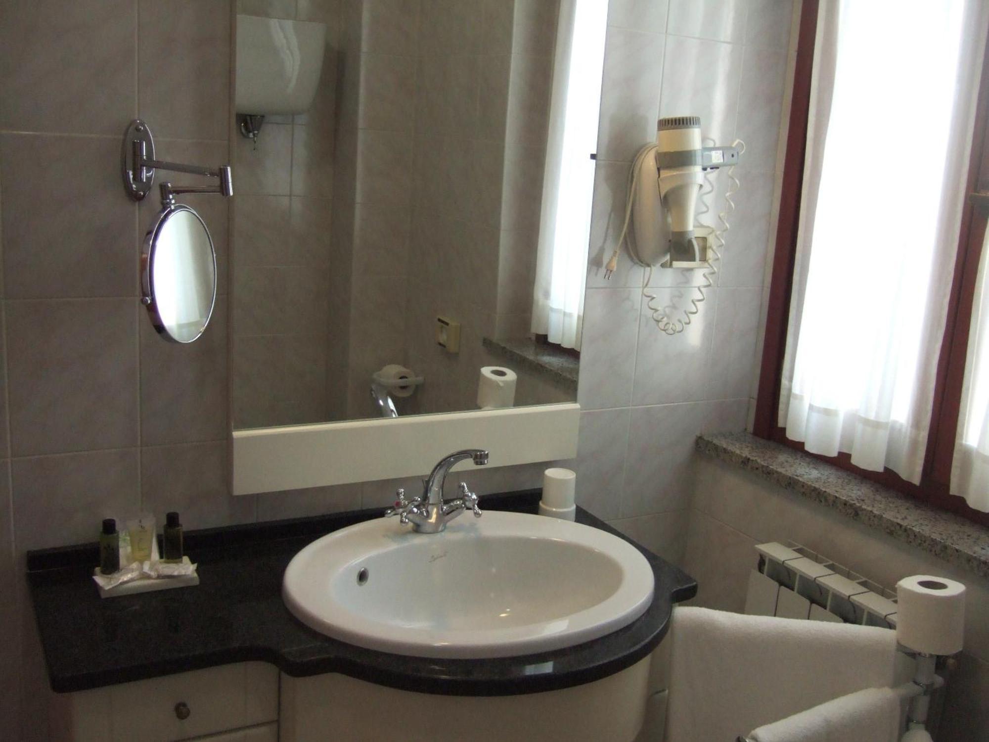 Deluxe Double or Twin Room with Lake View,775913302:JPEG