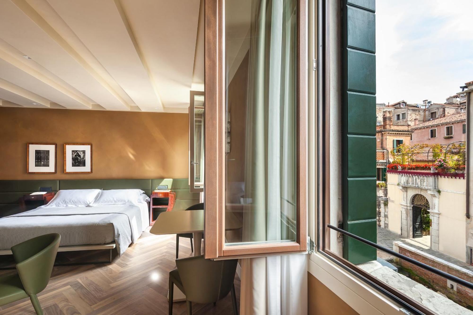 Queen Suite Canal View Turkish Bath