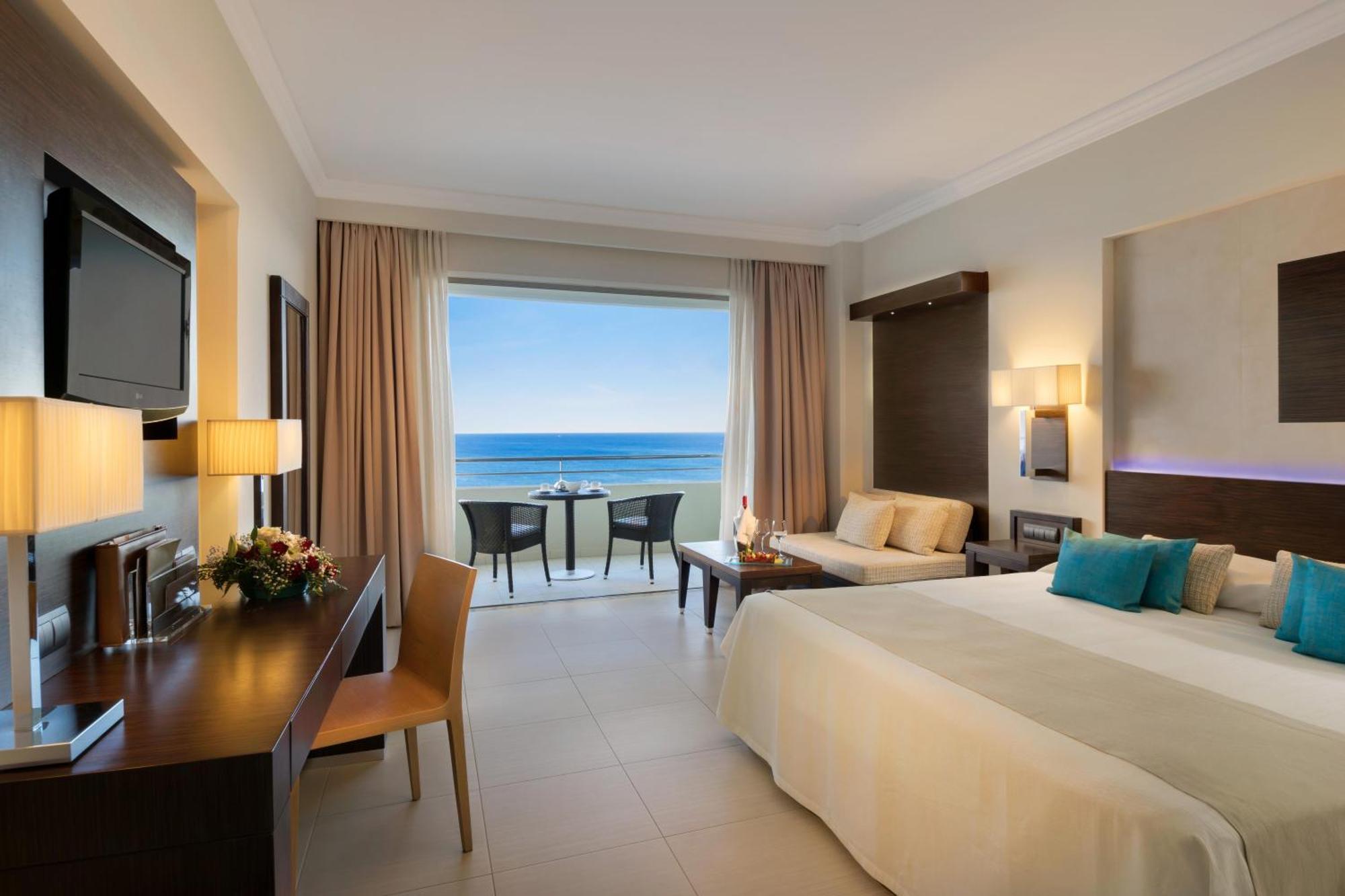 Deluxe Room with Sea View (2 Adults + 1 Child)