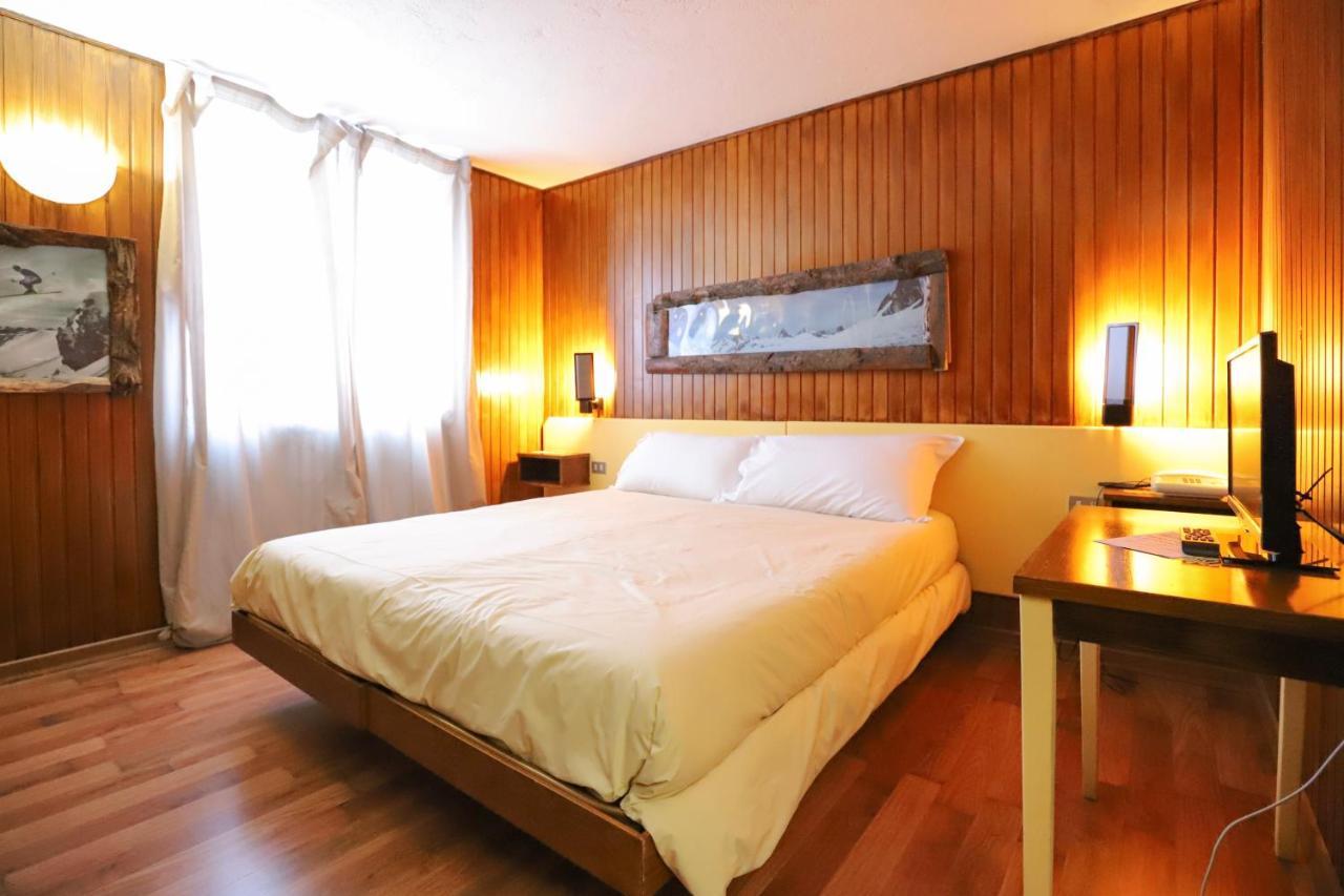 Double or Twin Room with Mountain View,762316006:JPEG