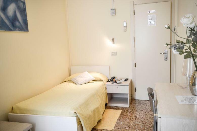 Habitación Individual con ducha y aseo compartidos