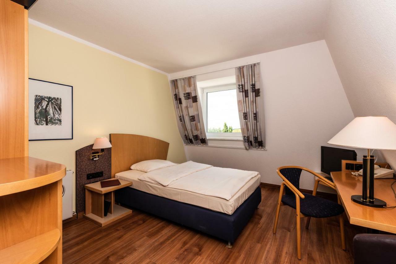 Single Room,889391809:JPEG