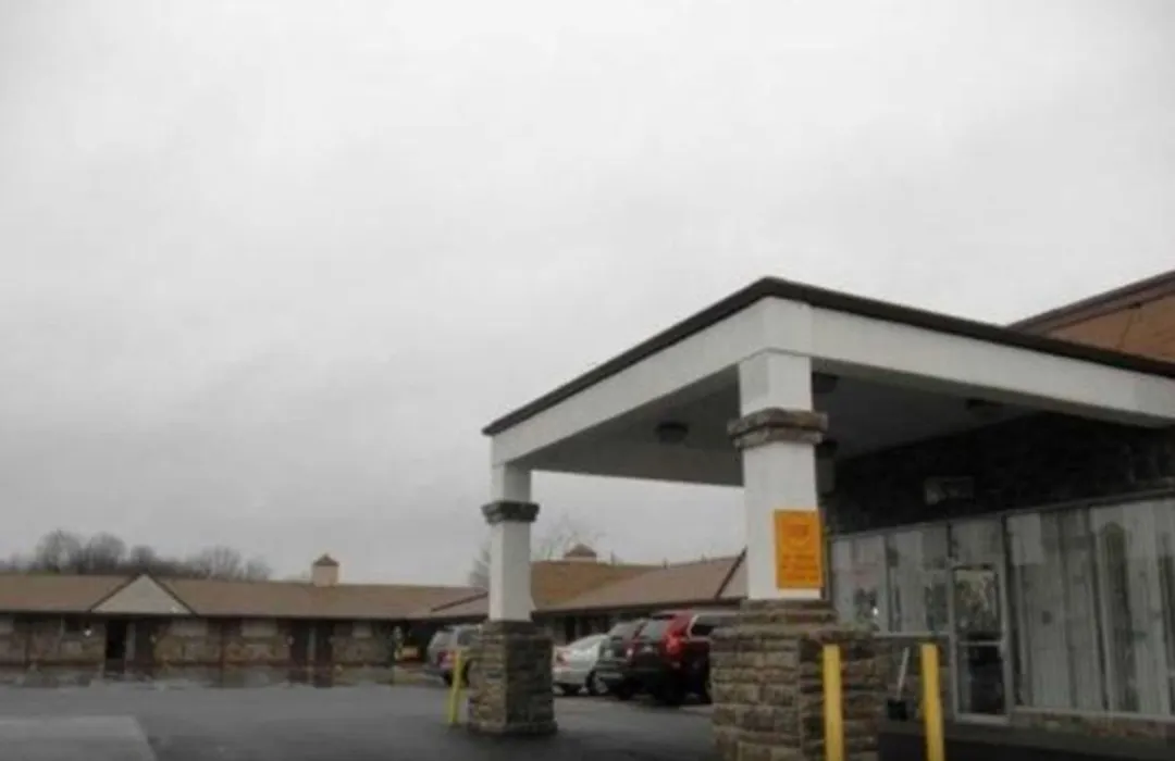 Super 8 By Wyndham Youngstown/Girard-1