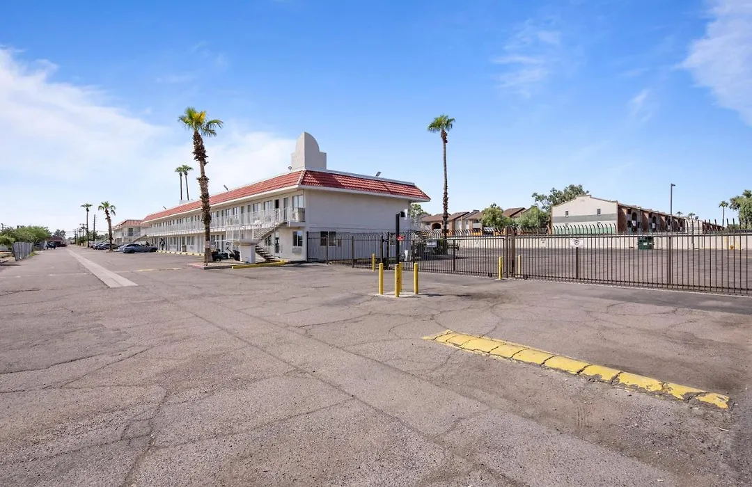 Super 8 By Wyndham Phoenix West-1