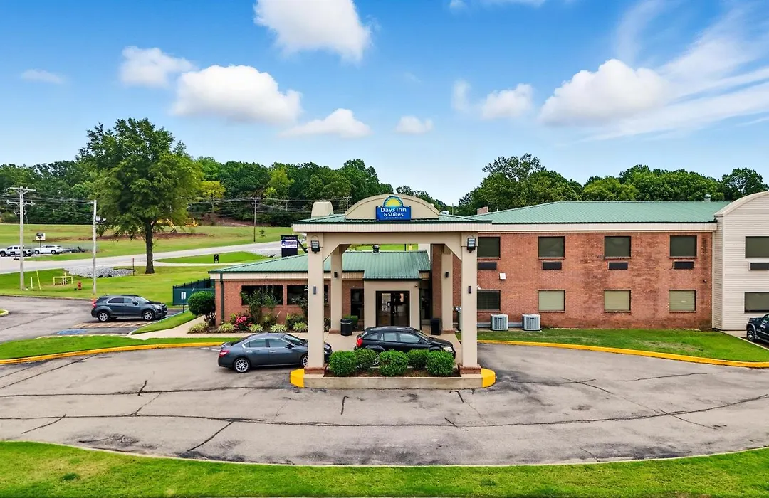 Days Inn & Suites By Wyndham Wynne-1