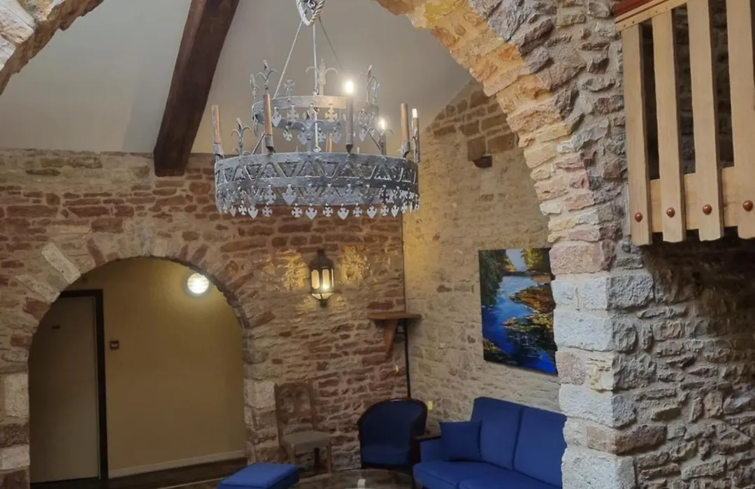 Logis Hotel La Fleur De Lys-1