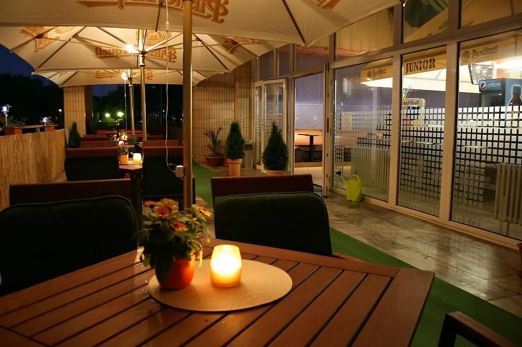 Garni Hotel Junior Bratislava-1