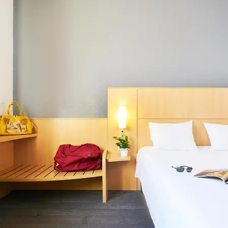 Ibis Como-2