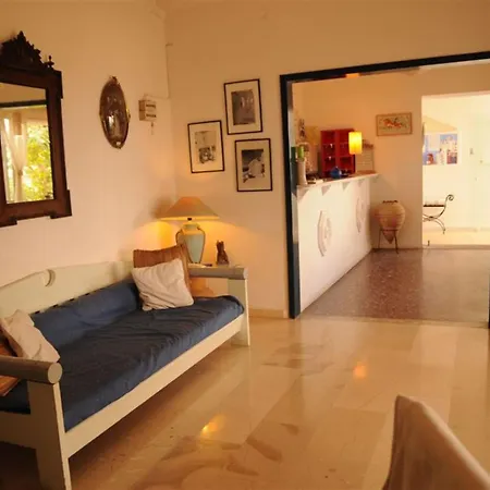 Akrotiri Hotel-2