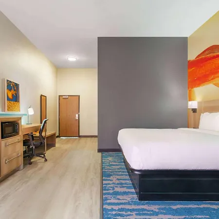 La Quinta Inn & Suites By Wyndham San Antonio Seaworld Lafb-3