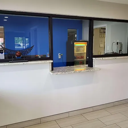 Travelodge By Wyndham Albuquerque West-2