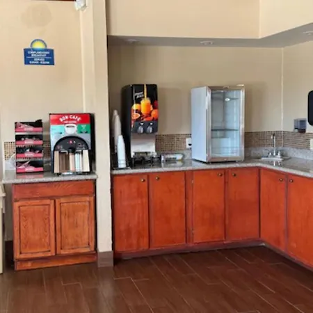 Days Inn By Wyndham San Antonio Splashtown/Att Center-2