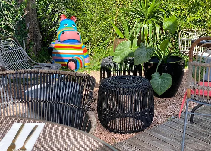Avocado Hotel
