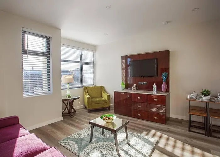 One Bedroom Apartment With Sd Downtown View