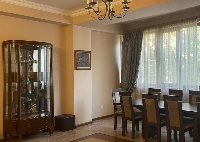 Hin Yerevantsi Hotel