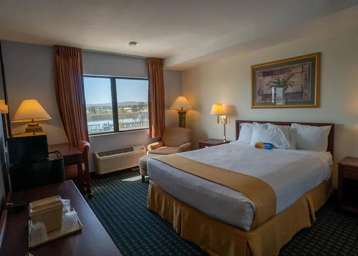Clover Island Inn
