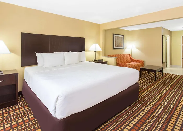 Days Inn & Suites By Wyndham Davenport East