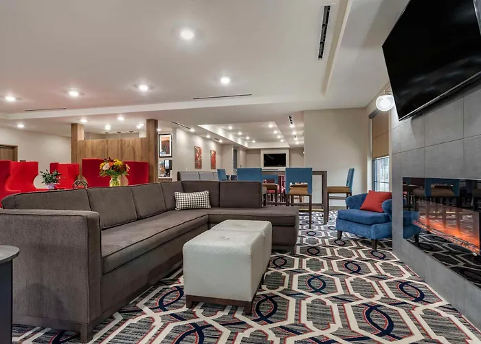 Comfort Inn & Suites Downtown Near University
