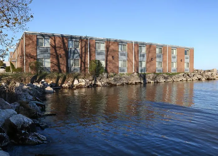 Lighthouse Inn - Two Rivers