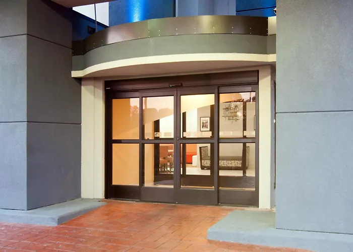 Holiday Inn Express & Suites Nashville-I-40 & I-24