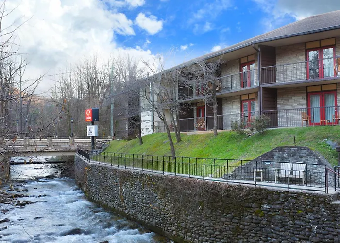 Econo Lodge Inn & Suites On The River