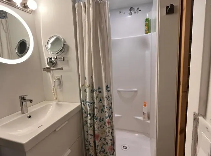 Compact Private Room, Private Bathroom, Laundry & Free Parking In A Lovely Vancouver Neighborhood