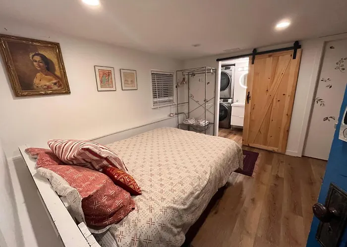 Compact Private Room, Private Bathroom, Laundry & Free Parking In A Lovely Vancouver Neighborhood
