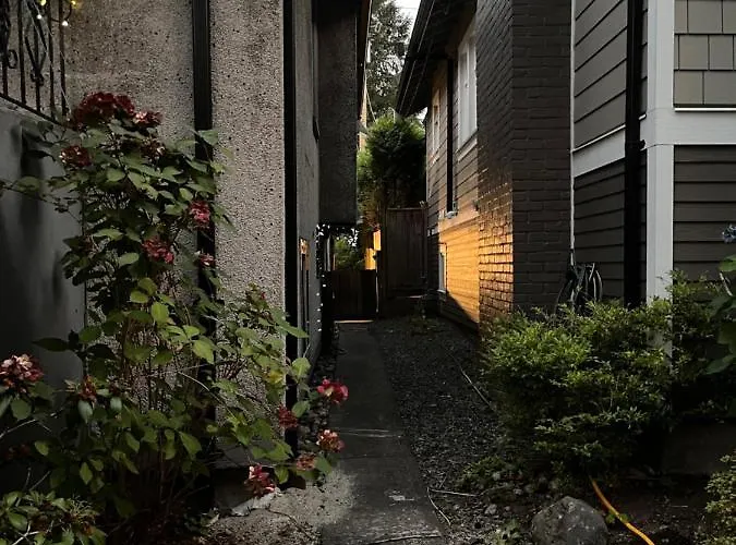 Compact Private Room, Private Bathroom, Laundry & Free Parking In A Lovely Vancouver Neighborhood