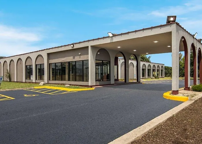 Red Roof Inn & Conference Center Chicago - N Aurora/ Naperville