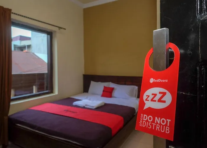 RedDoorz at Hotel Rich Parepare near Pantai Mattirotasi