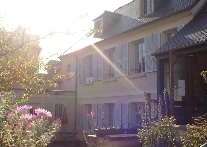 LOCATION à COUCY LE CHATEAU